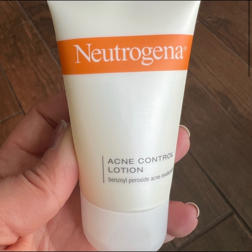Neutrogena Acne Control Lotion-3 pcs bundle